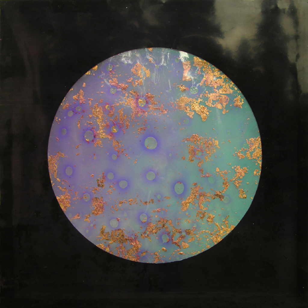 Dewitt Zos 
"Spheroid", 2006
Ã–l, Schlagmetall und Polyesterharz auf Kunststofffolie
100 x 100 cm