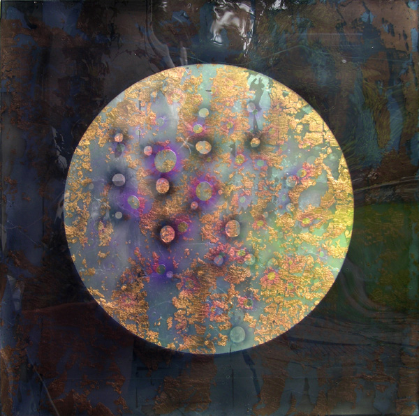 Dewitt Zos 
"Spheroid", 2006
oleo, Schlagmetall und Polyesterharz auf Kunststofffolie
70 x 70 cm