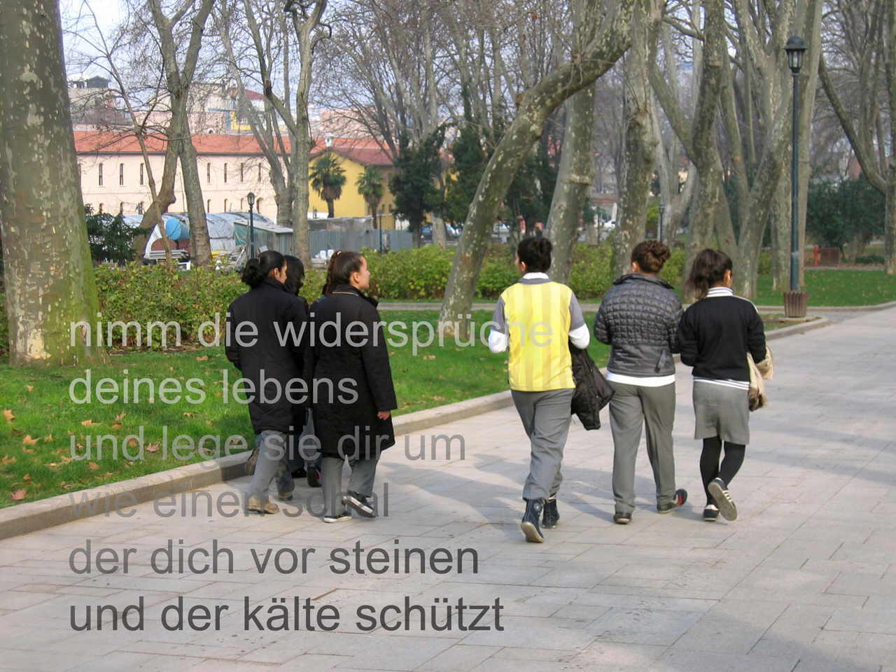 GÃ¶ltl Michaela 
â€žSchÃ¼lerinnen im GÃ¼lhane Park, Istanbulâ€ž, aus â€žÃœbermorgenlandâ€œ, 2006
Digitale Fotografie; Inkjet-Print
30 x 40 cm